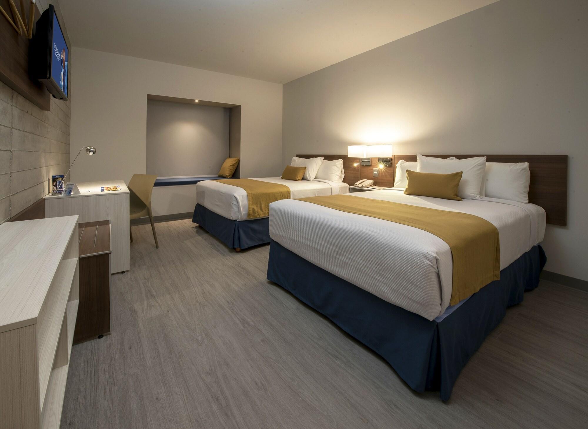 Microtel Inn & Suites By Wyndham Irapuato Extérieur photo