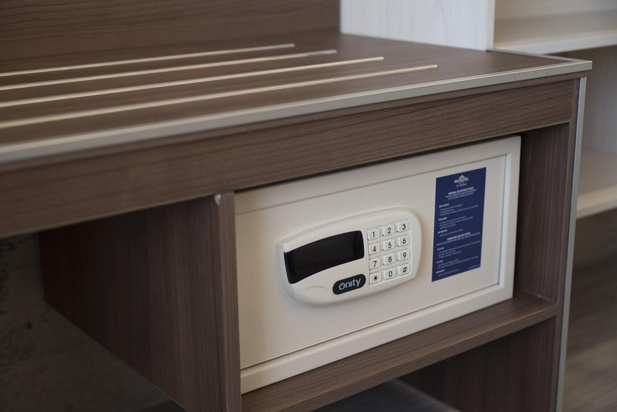 Microtel Inn & Suites By Wyndham Irapuato Extérieur photo