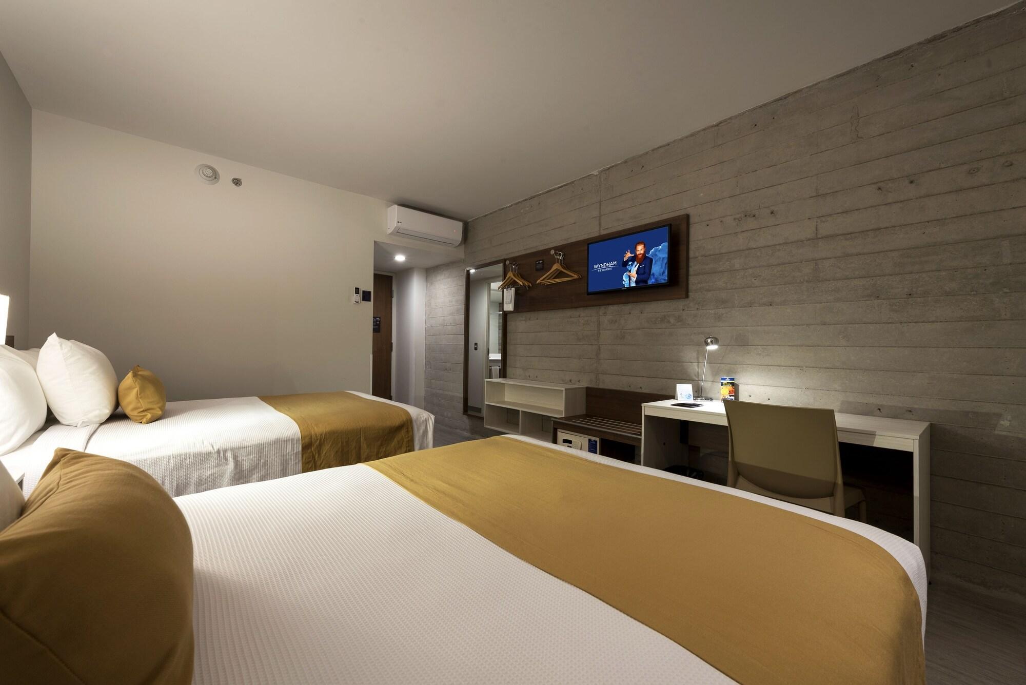 Microtel Inn & Suites By Wyndham Irapuato Extérieur photo