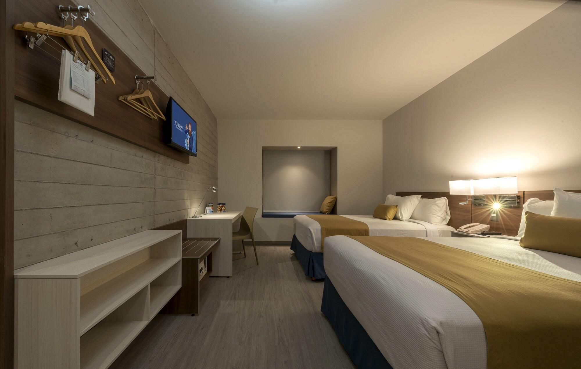 Microtel Inn & Suites By Wyndham Irapuato Extérieur photo