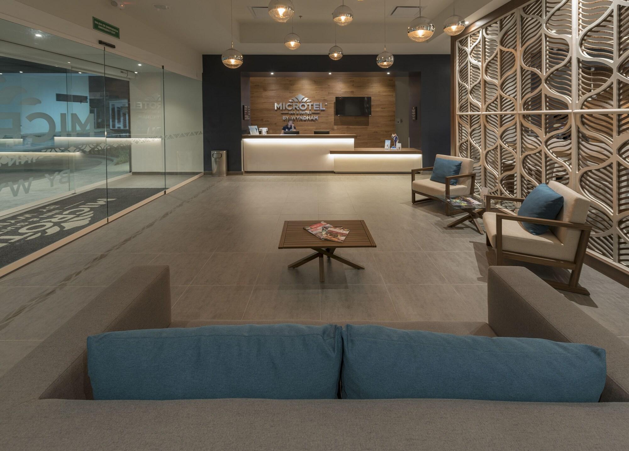 Microtel Inn & Suites By Wyndham Irapuato Extérieur photo