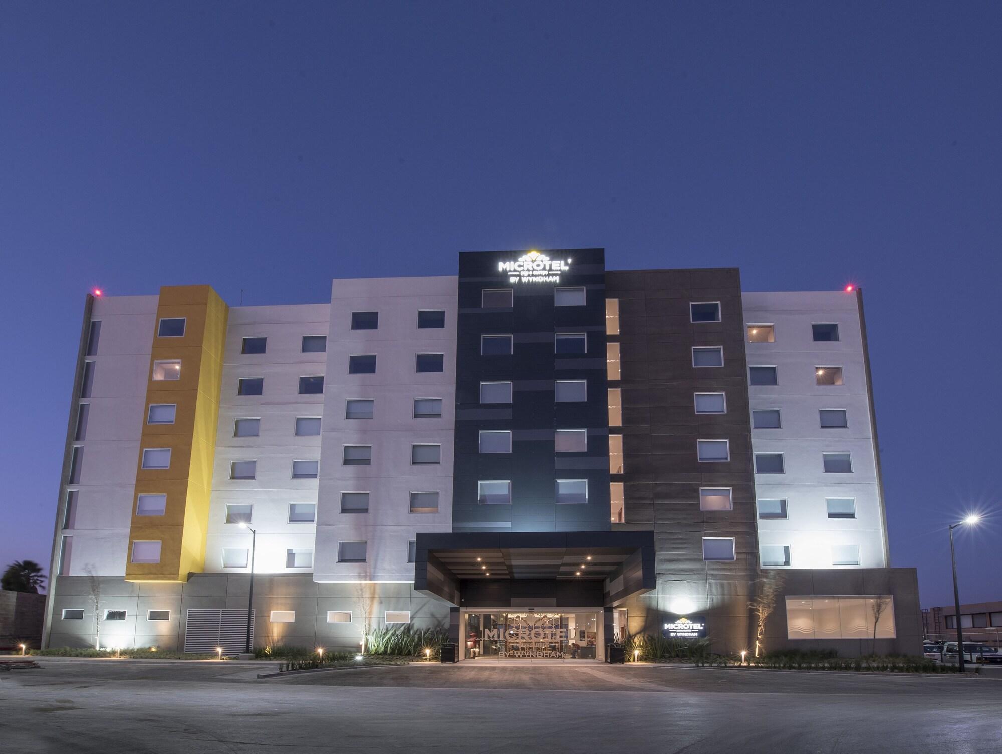 Microtel Inn & Suites By Wyndham Irapuato Extérieur photo