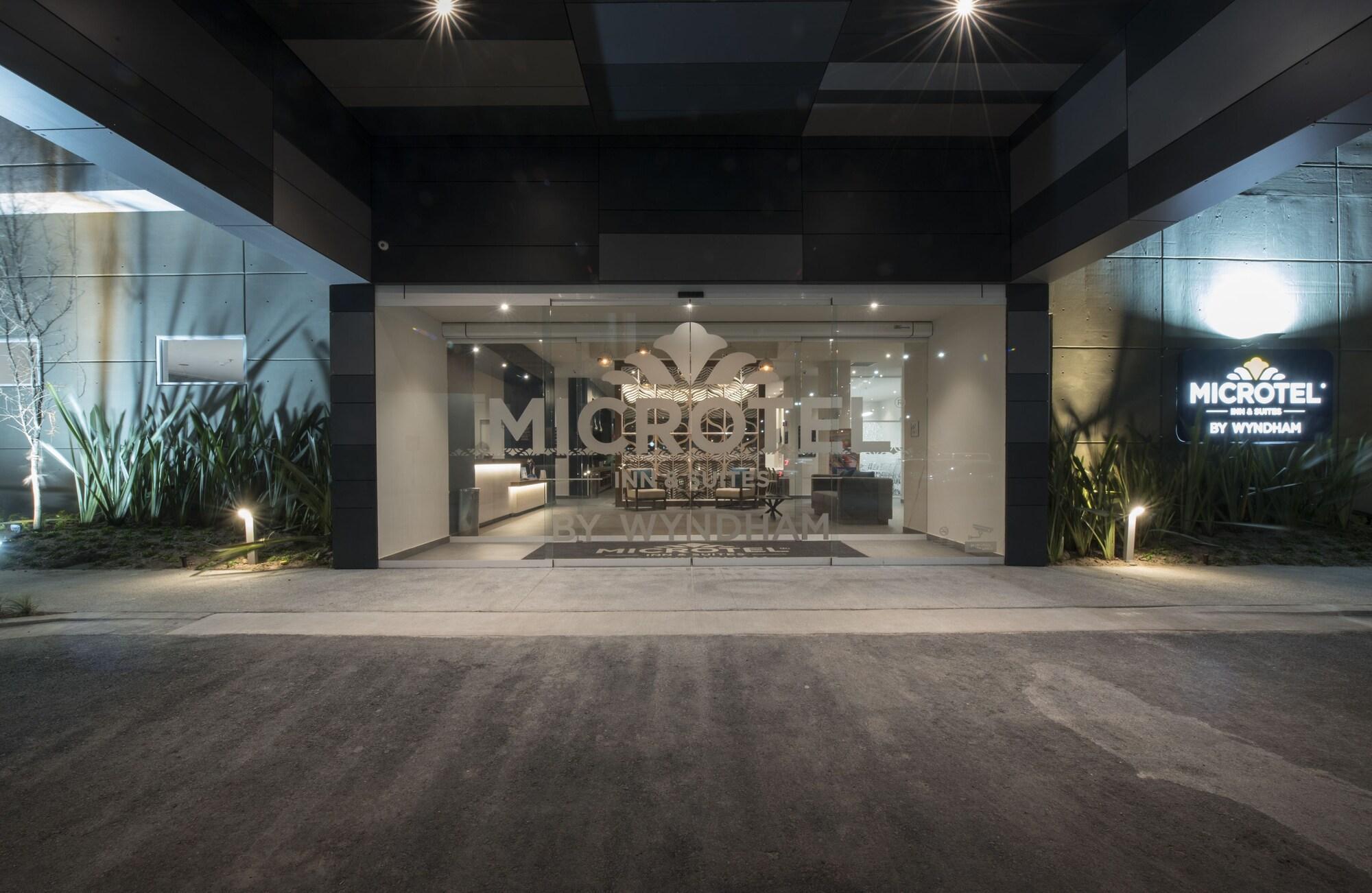 Microtel Inn & Suites By Wyndham Irapuato Extérieur photo