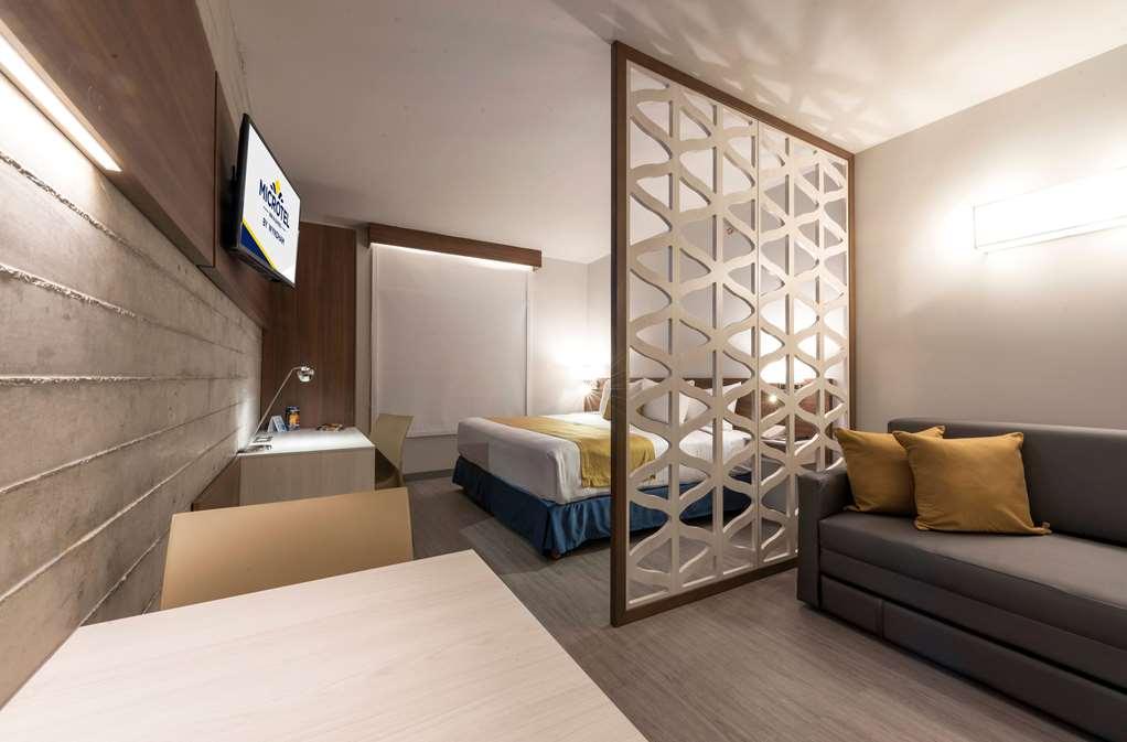 Microtel Inn & Suites By Wyndham Irapuato Chambre photo