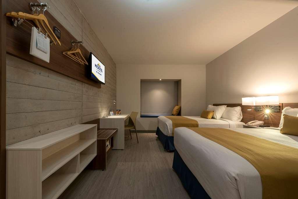 Microtel Inn & Suites By Wyndham Irapuato Chambre photo