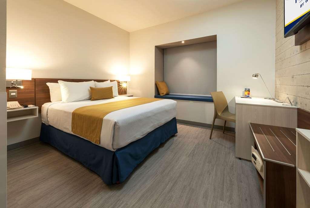 Microtel Inn & Suites By Wyndham Irapuato Chambre photo
