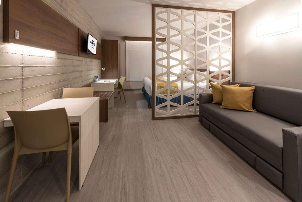 Microtel Inn & Suites By Wyndham Irapuato Chambre photo