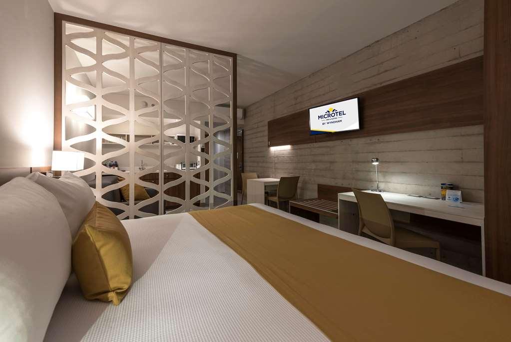 Microtel Inn & Suites By Wyndham Irapuato Chambre photo