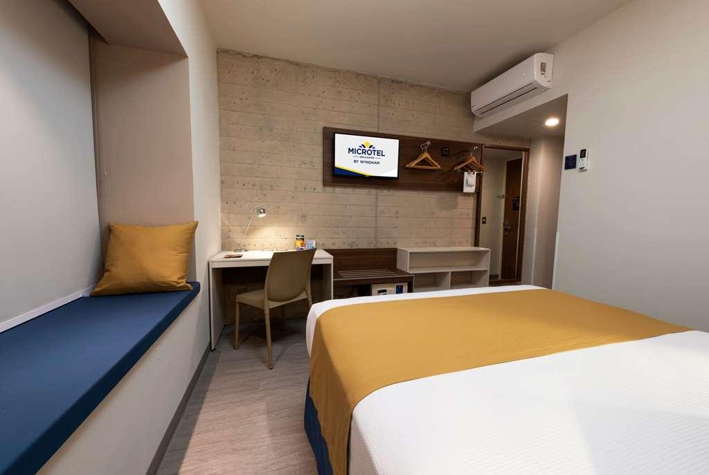 Microtel Inn & Suites By Wyndham Irapuato Chambre photo