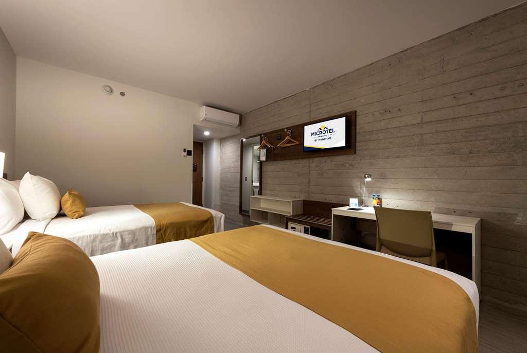 Microtel Inn & Suites By Wyndham Irapuato Chambre photo