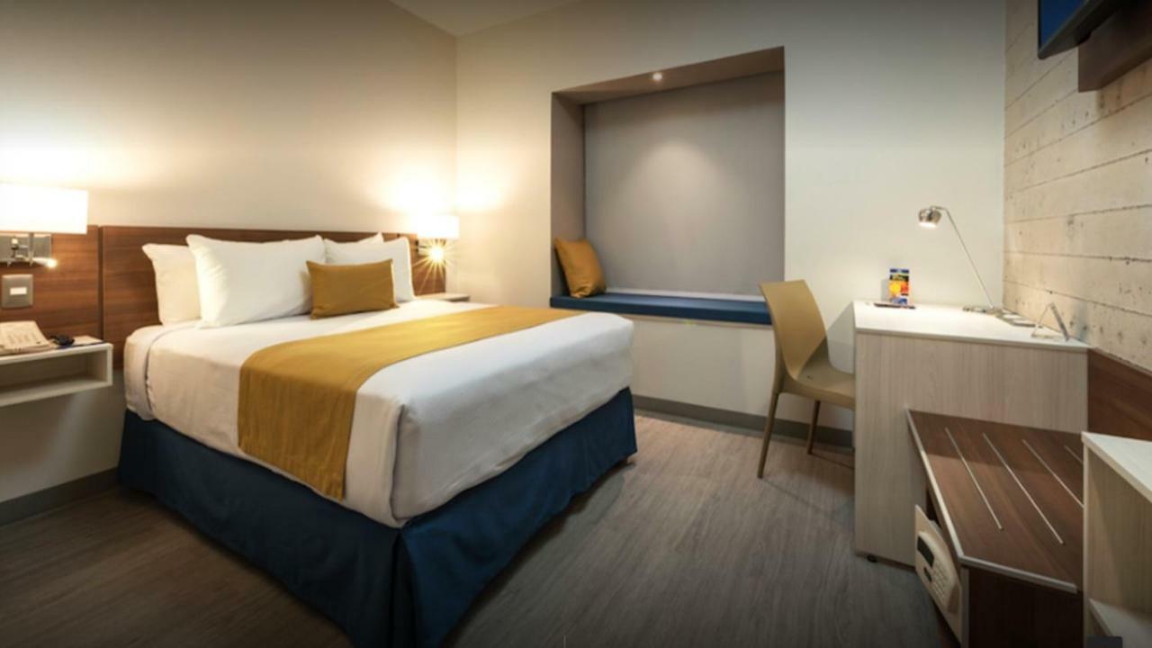 Microtel Inn & Suites By Wyndham Irapuato Extérieur photo