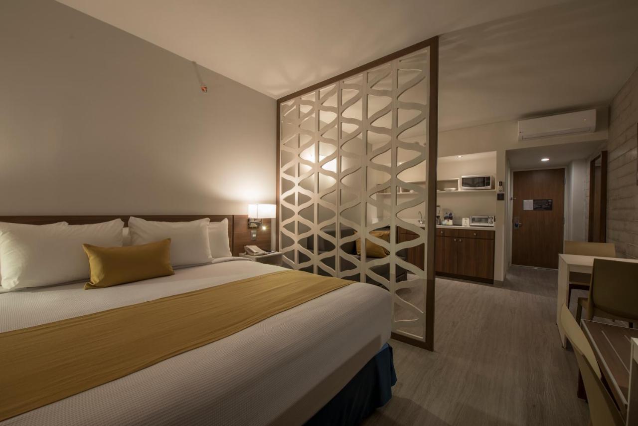 Microtel Inn & Suites By Wyndham Irapuato Extérieur photo